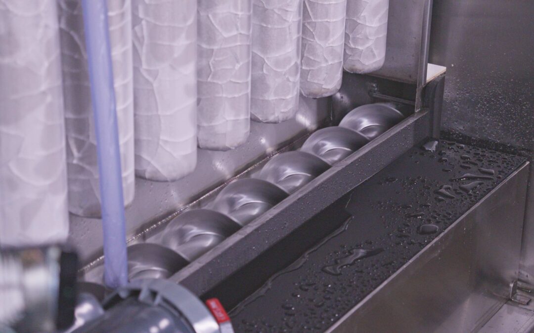 High-capacity ice machine components showing ice production system and water drainage, emphasizing reliability for commercial use in restaurants and bars.